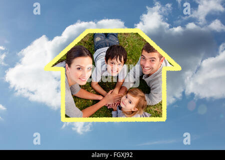 Zusammengesetztes Bild von jungen Eltern und Kind auf Garten liegend mit Hände zusammen Stockfoto