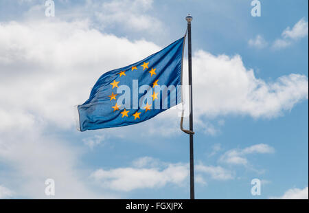 Wehende Flagge von der Europäischen Union-Hintergrundbeleuchtung von der Sonne Stockfoto