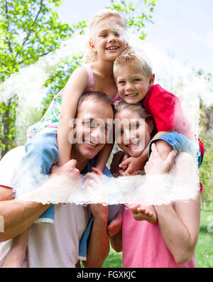 Zusammengesetztes Bild der glücklichen Eltern geben ihre Kinder Huckepack-Fahrt Stockfoto