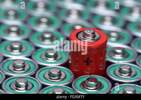 Alkaline Batterie AAA-Größe mit selektiven Fokus auf einzelne Batterie Stockfoto