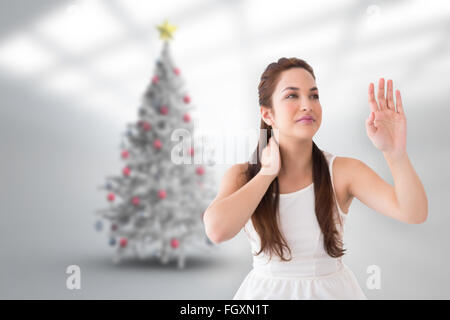 Zusammengesetztes Bild von nachdenklich Brünette mit Hand Stockfoto