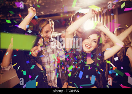 Zusammengesetztes Bild stilvoll Freunde tanzen und Lächeln Stockfoto