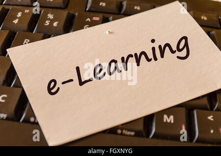 Computer-Tastatur mit weißen Hinweis und Text-e-Learning Stockfoto