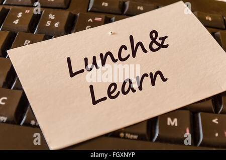 Computer-Tastatur mit weißer Hinweis und Text Mittagessen und lernen Stockfoto