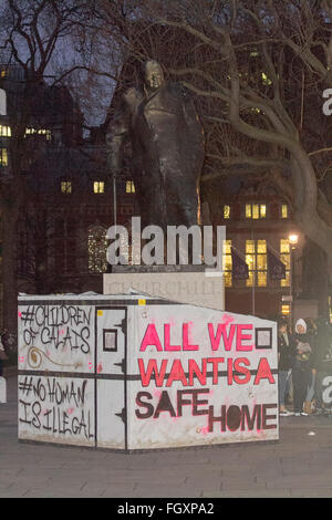 London UK. 22. Februar 2016. Demonstranten Rallye außen Downing Street in London, die britische Regierung zu fordern um Flüchtlinge zu dürfen, geben Großbritannien und auch gegen die französische Entscheidung, klar, den so genannten Dschungel Flüchtling Lager in Calais Kredit zu ermöglichen: Amer Ghazzal/Alamy Live-Nachrichten Stockfoto