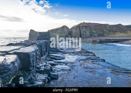 LATHERONWHEEL HAFEN CAITHNESS SCHOTTLAND WINDGEPEITSCHTEN ZERKLÜFTETEN HAFEN UND BUCHT Stockfoto