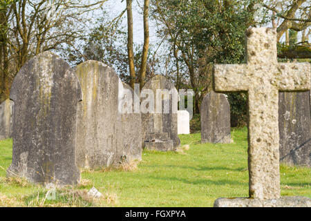 Viele Grabsteine auf einem ländlichen Friedhof. Stockfoto