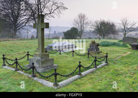 Ein Grab im Kirchhof Wootton in Surrey Hills. Stockfoto