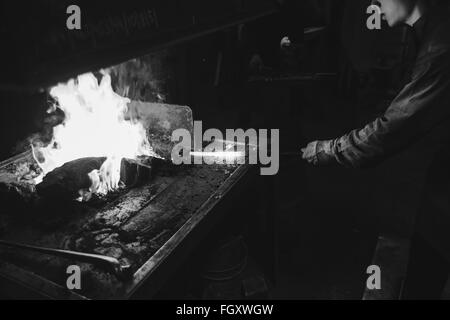 Das Arbeiten mit Metall in der Nähe von Horn smith Stockfoto