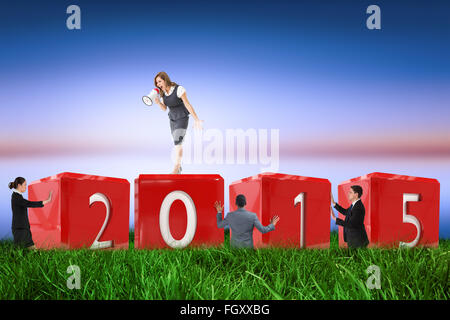 Zusammengesetztes Bild der Geschäftsfrau durch Megaphon schreien Stockfoto