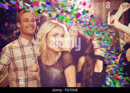 Zusammengesetztes Bild stilvoll Freunde tanzen und Lächeln Stockfoto