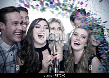 Zusammengesetztes Bild Freunde singen karaoke Stockfoto