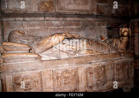 Gotische Grabmal des Ritters Lopo Fernandes Pacheco, 7. Lord von Ferreira de Aves, im Chorumgang der Kathedrale von Lissabon. Stockfoto