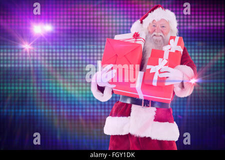 Zusammengesetztes Bild von Santa trägt ein paar Geschenke Stockfoto