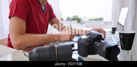 Kopflose Ernte von einer Fotografie kreativ beschäftigt Retusche Stockfoto