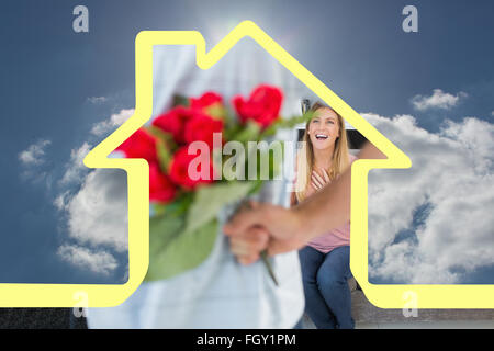 Zusammengesetztes Bild des Mannes versteckt Strauß Rosen von lächelnden Freundin auf der couch Stockfoto