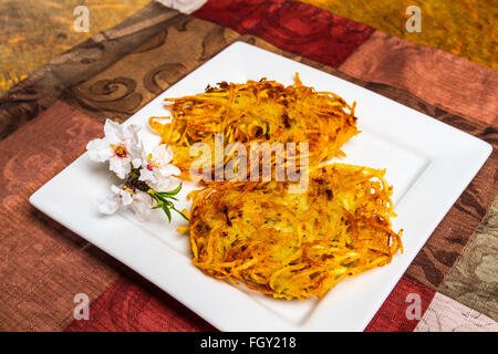 Kartoffel Latkes serviert mit Mandel-Blüten Stockfoto