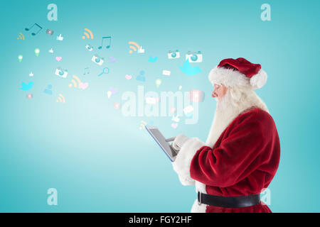 Zusammengesetztes Bild von Santa nutzt einen TabletPC Stockfoto