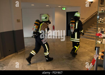 Berlin Firefighter Stairrun. Berlin, Deutschland. Zwei-Personen-Teams aus verschiedenen Städten und Ländern führen 39 Stockwerke (770 Stufen) in voller Schutzausrüstung. Stockfoto