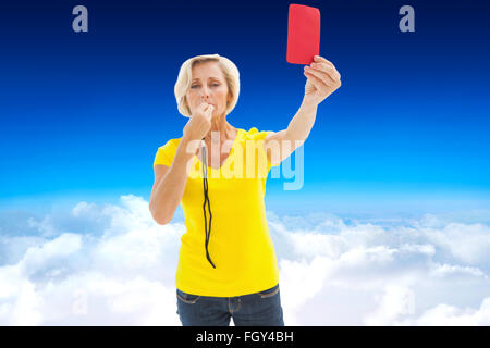 Zusammengesetztes Bild Reife Blondine Kamera die rote Karte zeigen Stockfoto