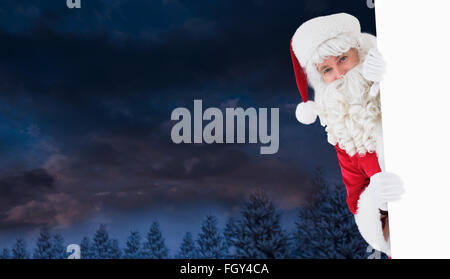 Zusammengesetztes Bild happy Santa Claus Holding Poster Stockfoto