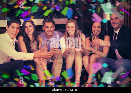 Zusammengesetztes Bild von stilvollen Freunden einen Drink zusammen Stockfoto