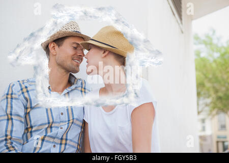 Zusammengesetztes Bild jungen hip Paares sitzen auf Bank küssen Stockfoto