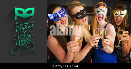 Zusammengesetztes Bild attraktive Freunde mit Masken auf Champagner-Gläser halten Stockfoto