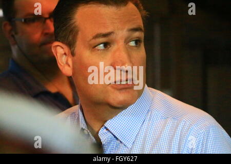 Rafael Edward "Ted" Cruz, der Junior Vereinigte Staaten Senator von Texas, hält eine Pressekonferenz vor der Einnahme von der Bühne auf den Stockyards in Fort Worth, wo er einen Präsidentschaftswahlkampf stop gemacht. Stockfoto