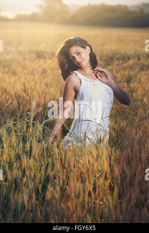 Porträt einer schönen Frau in einem Feld. Sommer Abendlicht Stockfoto
