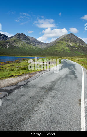 Straße in Richtung Elgol auf der Isle Of Skye, Schottland, mit der Cuillin Berge in der Ferne Stockfoto