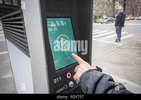 Eine Frau benutzt einen LinkNYC Kiosk für den Internetzugang in New York auf Samstag, 20. Februar 2016. Mehr als 7500 Kioske sind zu installierten ersetzen Stand allein Münztelefon Kioske bieten kostenfreies WLAN, Internet-Zugang über einen Touch-Screen, Telefon geladen und kostenlos telefonieren. Das System soll durch Werbung auf den Seiten der Kioske unterstützt werden. (© Richard B. Levine) Stockfoto