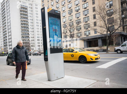 LinkNYC Kiosk ermöglicht Zugriff auf das Internet in New York auf Samstag, 20. Februar 2016. Mehr als 7500 Kioske sind zu installierten ersetzen Stand allein Münztelefon Kioske bieten kostenfreies WLAN, Internet-Zugang über einen Touch-Screen, Telefon geladen und kostenlos telefonieren. Das System soll durch Werbung auf den Seiten der Kioske unterstützt werden. (© Richard B. Levine) Stockfoto