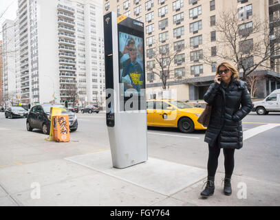 LinkNYC Kiosk ermöglicht Zugriff auf das Internet in New York auf Samstag, 20. Februar 2016. Mehr als 7500 Kioske sind zu installierten ersetzen Stand allein Münztelefon Kioske bieten kostenfreies WLAN, Internet-Zugang über einen Touch-Screen, Telefon geladen und kostenlos telefonieren. Das System soll durch Werbung auf den Seiten der Kioske unterstützt werden. (© Richard B. Levine) Stockfoto