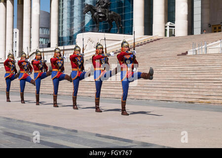 Asien, Ulaanbaatar, Mongolei, den Wachwechsel vor mongolischen nationalen Parlamentsgebäude. Editorial nur. Stockfoto