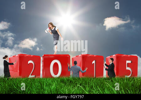 Zusammengesetztes Bild der Geschäftsfrau durch Megaphon schreien Stockfoto