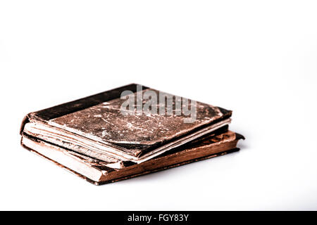 Schöne alte braune und grüne Bücher Closeup auf weißem Hintergrund Stockfoto