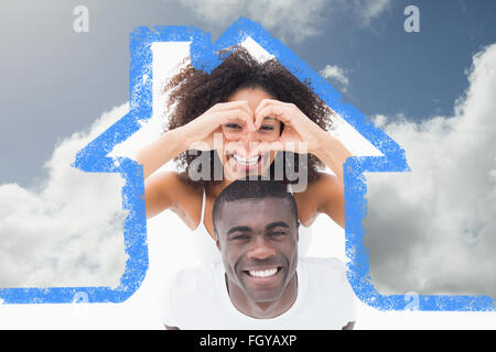 Zusammengesetztes Bild attraktives Paar im Partnerlook in die Kamera Lächeln Stockfoto