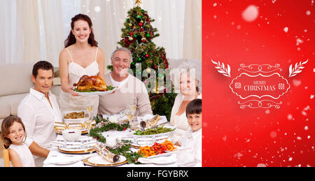 Zusammengesetztes Bild der Familie feiern Weihnachtsessen mit der Türkei Stockfoto