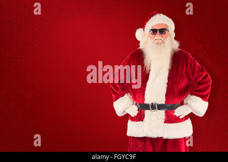 Zusammengesetztes Bild des Weihnachtsmannes trägt schwarze Sonnenbrille Stockfoto