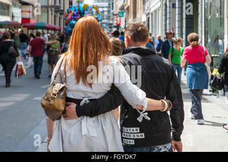 junges Paar Mann Frau Arm in Arm die walking street Stockfoto