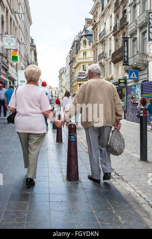 älterer senior Mann Frau paar Hände Hand hält Stockfoto