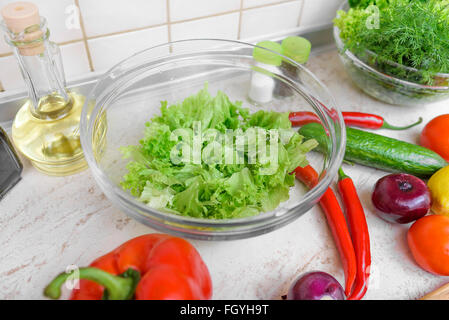 Vorbereitung für das Schneiden von Salat in Küche. Stockfoto