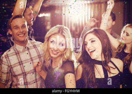 Zusammengesetztes Bild stilvoll Freunde tanzen und Lächeln Stockfoto