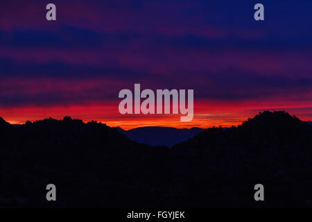 Atemberaubenden Sonnenaufgang in den Bergen nördlich von der südwestlichen amerikanischen Sonora-Wüste in Arizona Stockfoto