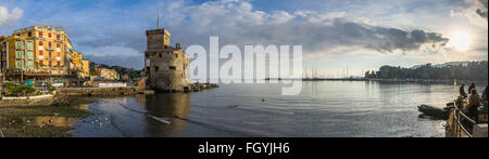 Die alte Burg von Rapallo, auf das ligurische Meer gebaut. Stockfoto