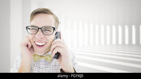 Zusammengesetztes Bild geeky Hipster hält ein Retro-Handy Stockfoto