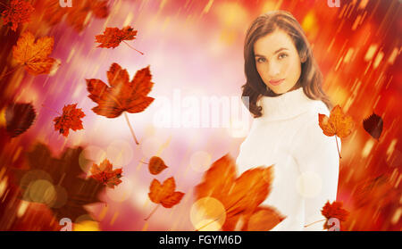 Zusammengesetztes Bild der hübsche Brünette im weißen Pullover posiert Stockfoto
