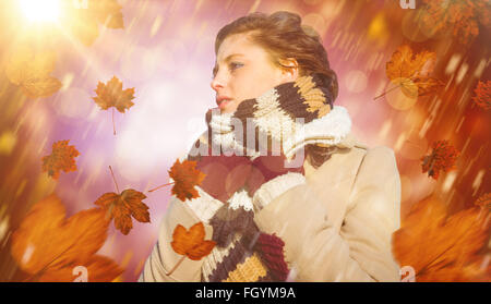 Zusammengesetztes Bild der nachdenkliche Frau in Winterkleidung Stockfoto