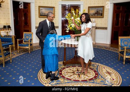 US-Präsident Barack Obama Uhren Lady Michelle Obama Eröffnungstanz mit 106-Year-Old Virginia McLaurin im Blue Room des weißen Hauses vor einem Empfang feiert African American History Month 18. Februar 2016 in Washington, DC. Stockfoto